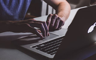 开云app-多古本想直接走过球迷，但在其母亲要求下为球迷进行签名